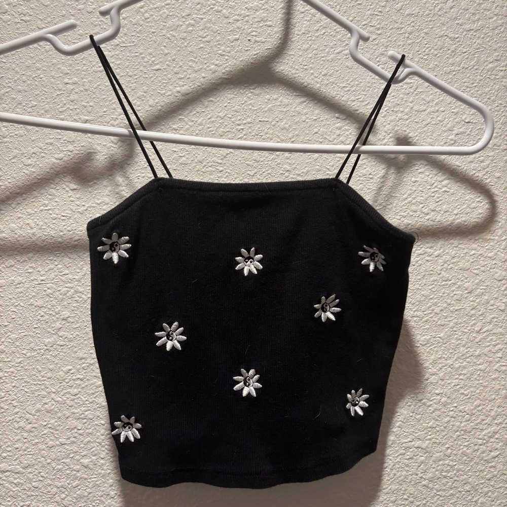 Rue 21 black spaghetti strap cropped tank top with white yin yang flower pattern